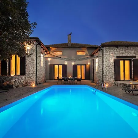 The Walnut Tree With Private Pool 10 Mins Drive From The