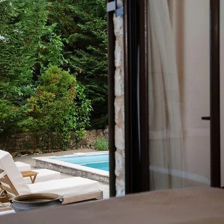 The Walnut Tree With Private Pool 10 Mins Drive From The *