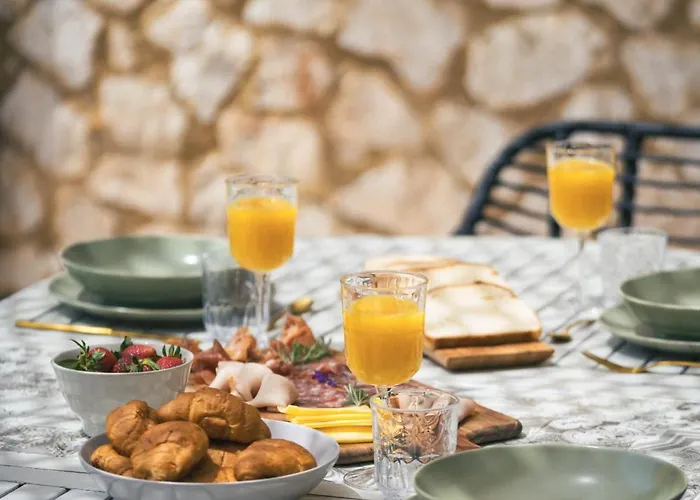 Terra, Private, Luxury With Pool 10 Mins Drive From The